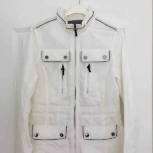  - Vit jacka/regnjacka. Från zara, storlek 34. I nyskick.   Hör av dig vid övriga frågor!