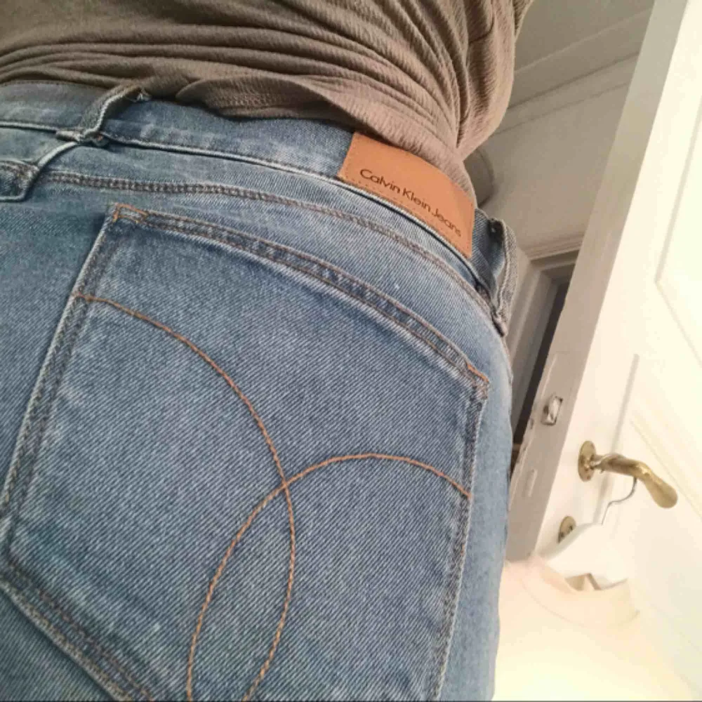 Calvin Klein jeans. Aldrig använda pga förstora för mig. Köparen står för frakt eller mötas i Gbg🥰. Jeans & Byxor.