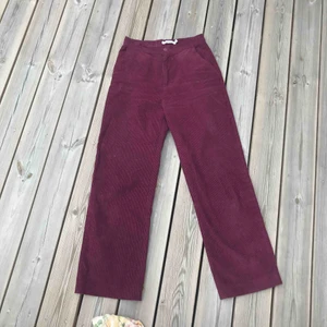  - Jättesnygga Vinröda Manchester byxor från Na-Kd med vida ben.🥰