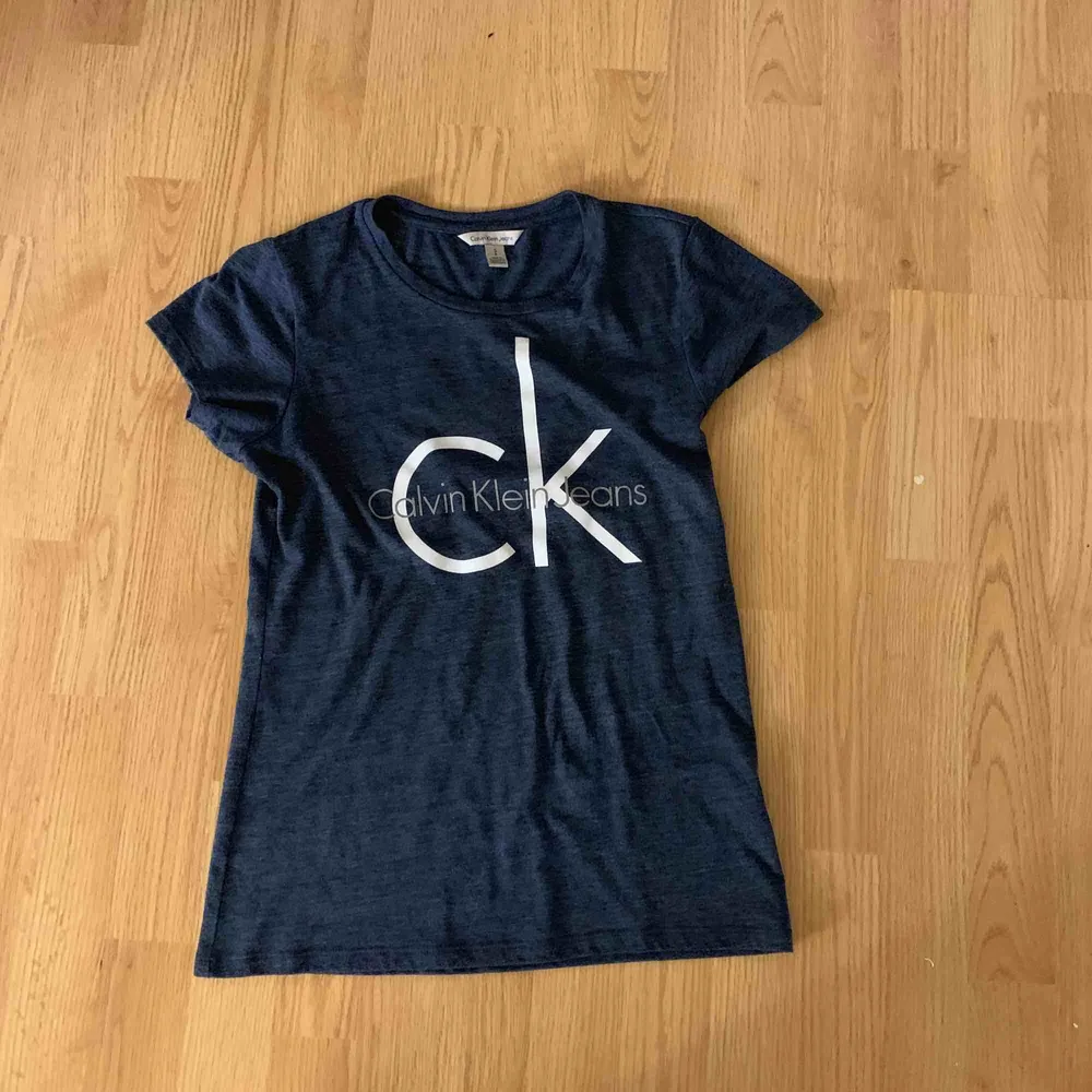 En marinblå Calvin Klein tshirt. Köpt för 500 säljs för 150kr+ frakt. Använd ca 3 gånger så väldigt bra skick. . T-shirts.