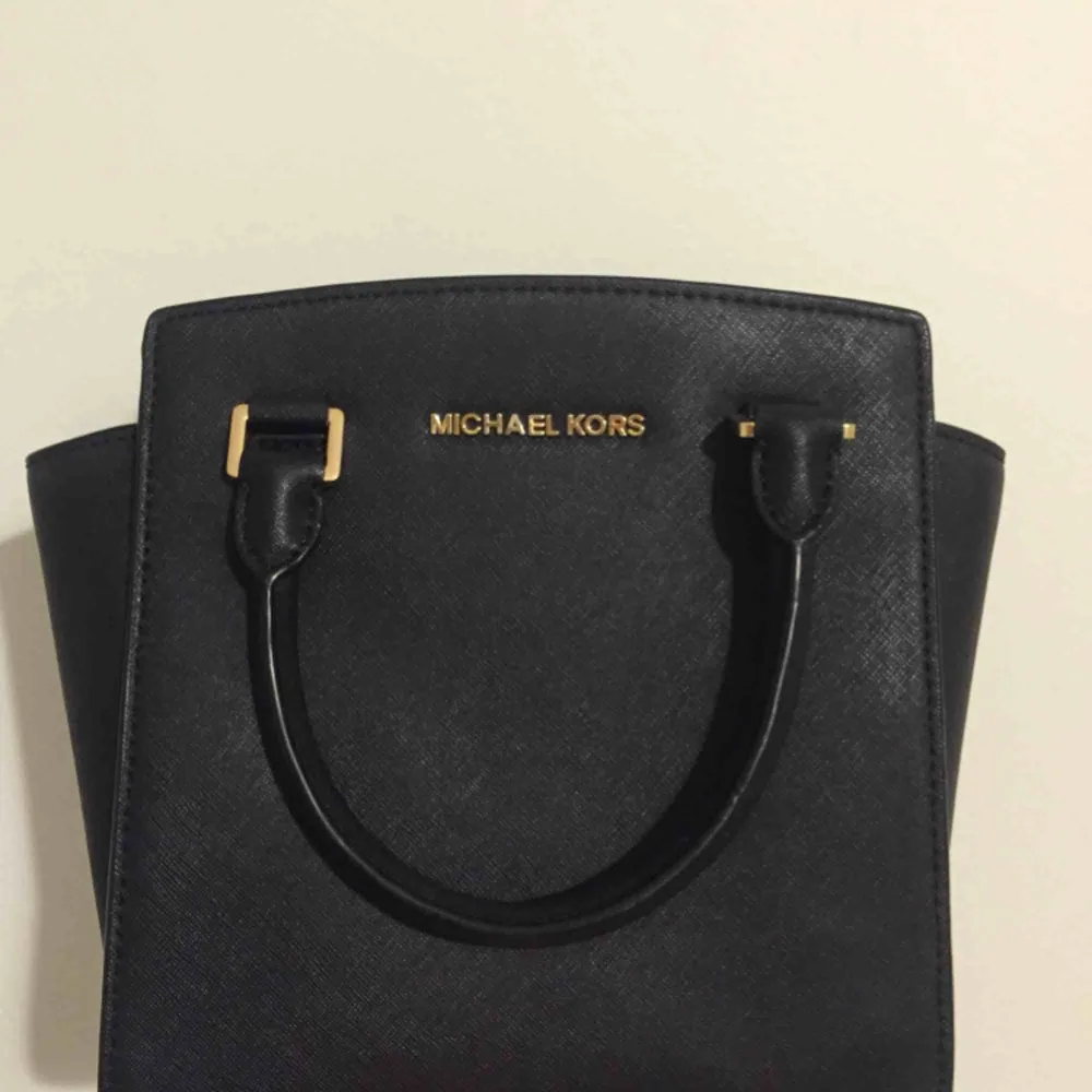 Almost new Large Selma Messenger from Michael Kors, all in back leather. The model that is not possible to buy in Sweden, I ordered from the US. It has a strap for keys and a long shoulder strap. Original price 2’200 SEK.. Väskor.