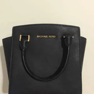 Almost new Large Selma Messenger from Michael Kors, all in back leather. The model that is not possible to buy in Sweden, I ordered from the US. It has a strap for keys and a long shoulder strap. Original price 2’200 SEK.