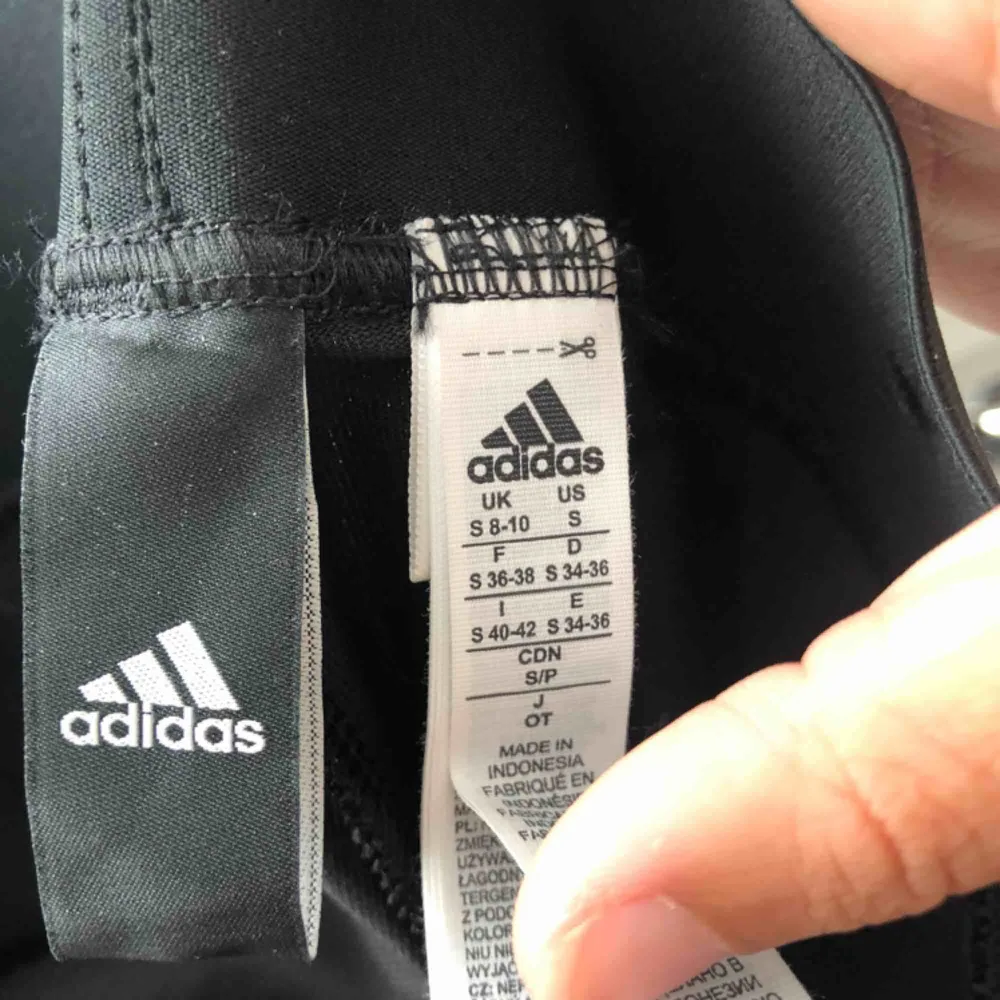 Skitsnygga svarta träningstights från Adidas, tyvärr aldrig använda. Skönt material med snygga detaljer.  1OOkr FRI FRAKT🍻. Jeans & Byxor.