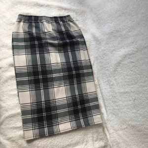  - Ruting kjol.  Har aldrig haft på mig den.  Pris kan förhandlas. 