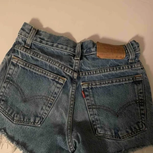  - Säljer mina Levis shorts, de är små i storleken men är en XS, säljer de för 200kr, kan frakta men du får betala frakten själv (63kr), annars möts jag upp i Stockholm, betalning sker via swish, hoppas det är något för dig!☺️