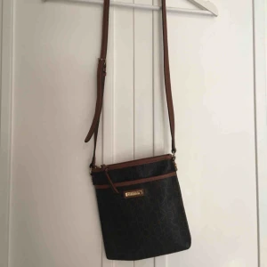  - Calvin klein axelväska köpt i usa förra året