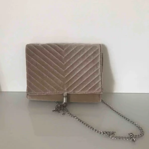  - Jättesöt väska från ginatricot med silverkedja. Säljer då den aldrig kommer till användning.