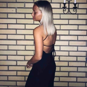  - Byxdress svart, snörning/öppen rygg. Knappt använd!