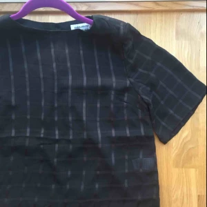  - Helt ny topp (köpt på rean) med nyckelhål detalj i ryggen, fint tunn material. Obs att linjerna är silvriga!