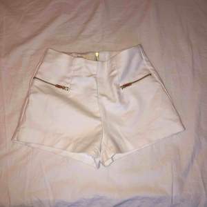 Vita shorts men guldiga dragkedjor. Köparen står för frakt, kontakta mig för mer information.