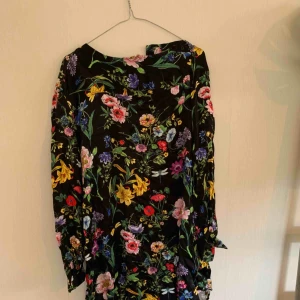  - Fin långärmad kort blommig klänning från HM :-) använd ett par gånger, fint skick!