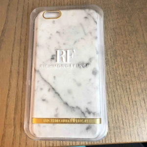  - iPhone 6+ skal vit marmor. Säljer för att har inte använt. Legat i en låda så förpackningen har lite små repor men inget som syns på skalet. Köpte för 449 så tycker 200kr är rimligt pris 😊