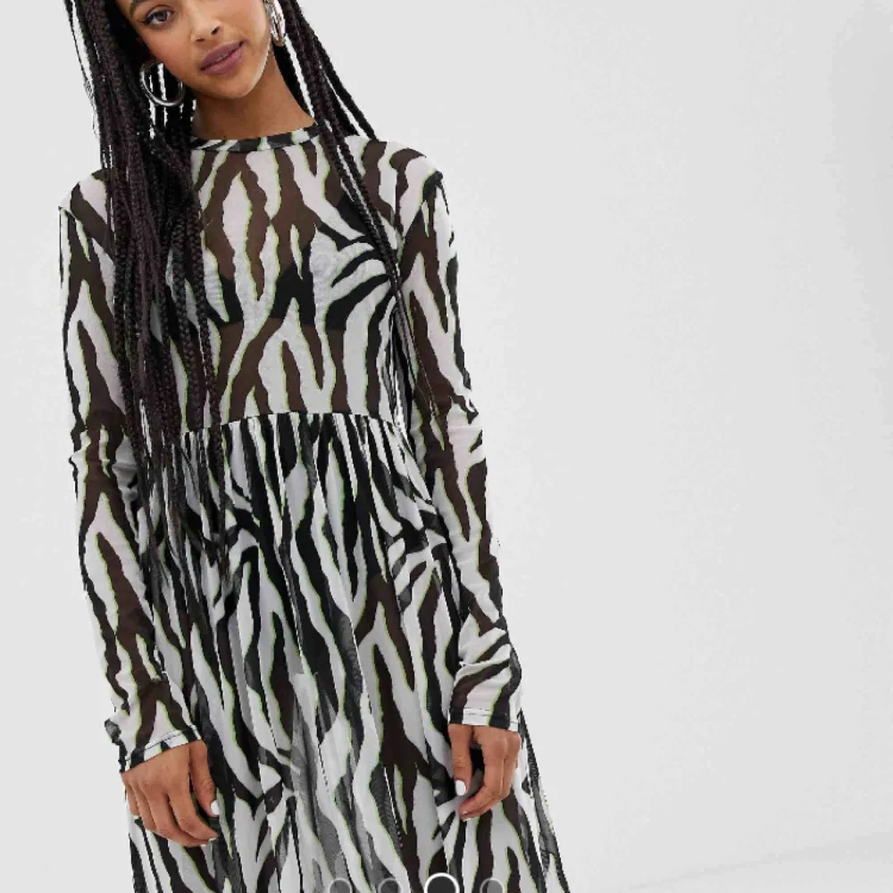 Supersnygg mesh-klänning från asos i zebramönster som inte kommer till användning, helt slutsåld på hemsidan🥰. Klänningar.