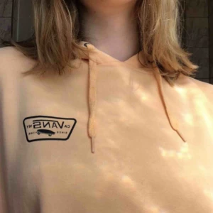  - Mysig Vans hoodie med tryck på ryggen. Perfekt skick, använd max 5 ggr. Frakt tillkommer