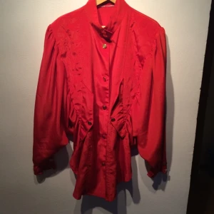 Snygg blus i röd/orange färg med fina gulddetaljer - Snygg blus i röd/orange färg med fina gulddetaljer