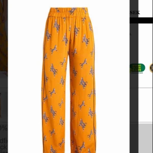  - Material:100% Viskos Livhöjd:Hög Byxfickor:Sidfickor Mönster:Tryck Detaljer:Midjeresår Vår modell:Modellen är 168 cm lång och har på sig storlek 34 Passform:Flare Längd:Lång Beninnerlängd:70 cm i storlek 34 Benytterlängd:105 cm i storlek 34