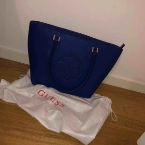  - Äkta Guess väska, nästan helt ny. kan mötas upp i Stockholm annars så kan den fraktas (står ej för frakt)