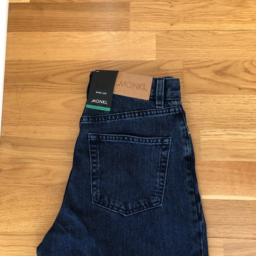 Ett par helt nya monki jeans i modellen Yoko🤩 Och om någon skulle vara intresserad av att köpa de skulle jag helst mötas upp i stockholm. Jeans & Byxor.