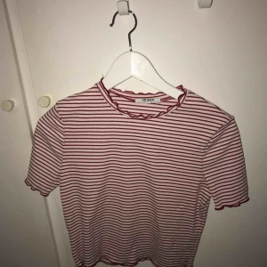  - Fin randig top från Zara. Står L i storlek men mer som M. Använd 1 gång, frakt står köpare för annars möts upp i Uppsala 