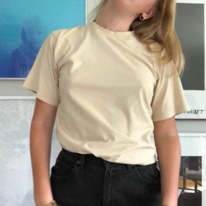  - perfekt bas-tshirt:)) har ett lite utslitet tryck på ena sidan, annars bara beige. 🍋FRAKT INGÅR🍋