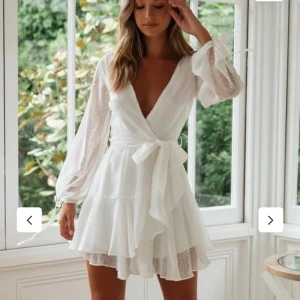  - Knappt använd vit klänning! Liten i storleken så funkar även för M. Jättefin och romantisk! 