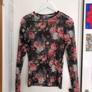  - Så fin mesh-tröja fråga Gina som knappt är använd. Den ör i mycket gott skick och är så fin med en söt bh under eller en T-shirt över!
