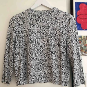  - Superfin och mjuk tröja med ögon på! Den har en halvpolo och något kortare ärmar än vanligt.