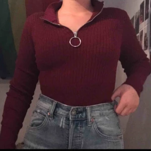  - Vinröd stretching ribbad tröja från H&M Inte använd så många ggr och använder den inte längre 
