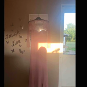 Sjukt fin klänning - Säljer min balklänning som jag använde en gång, jättefin och skönt material. Köpt ifrån bubbleroom, den är långärmad med spets och öppen i ryggen😊🥰