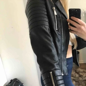  - Skinnjacka (fake skinn) med snygga silverdetaljer, stl 40