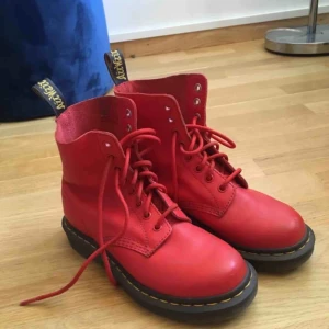  - Röda knappt använda dr.martens
