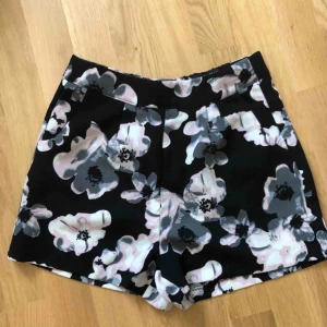  - Aldrig använda! Hög midja. Tillräckligt långa för att täcka hela rumpan osv. Sitter snyggt på! Tveka inte att ställa frågor om ni undrar något 🧘🏼‍♀️