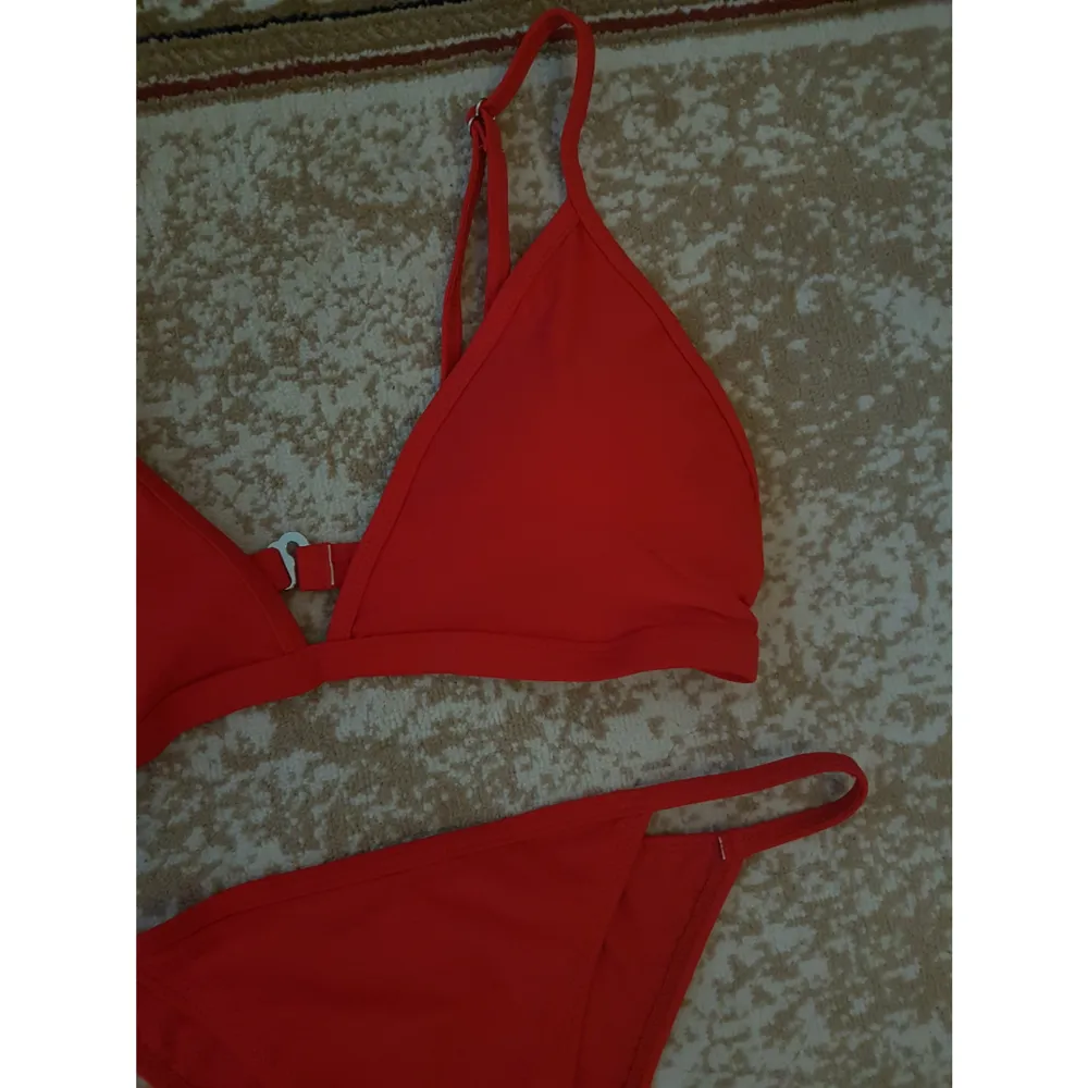 Röd oanvänd bikini från Shein. Storlek L men liten i storleken.  Frakt tillkommer max 40:- . Övrigt.