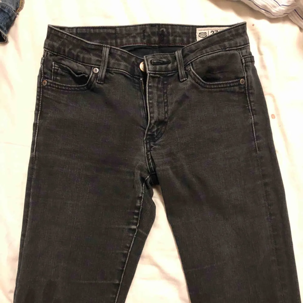 Säljer mina svarta utsvängda crocker jeans. Bara använda fåtal gånger. Fint skick. Säljer pga försmå. Jeans & Byxor.