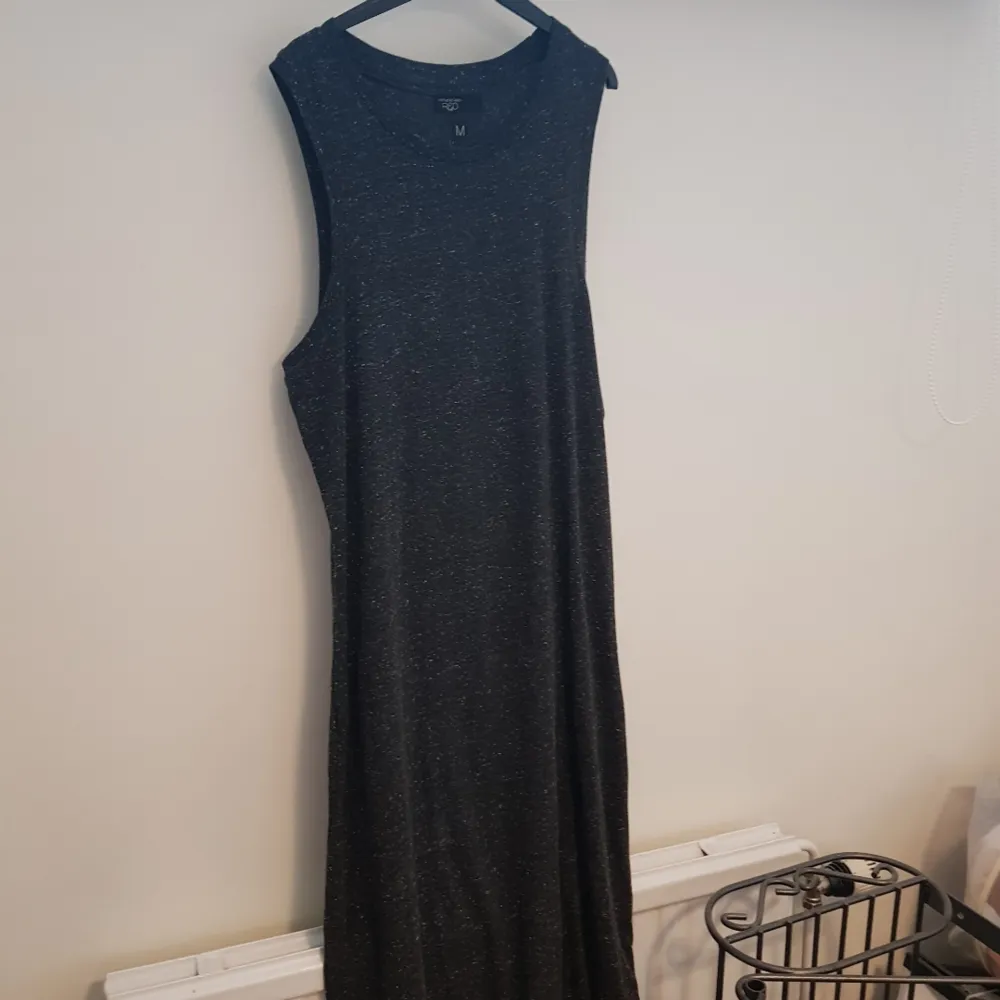 🌻 Säljer denna supersköna klänning köpt från Carlings för ungefär 1 år sen🌻 Den är aldrig använd, bara provad🌻 på mig som är 168cm är den ner till vaderna🌻 säljer den då den i ärmöppningen är för stor för mig som är en XS-S i storlek🌻. Övrigt.