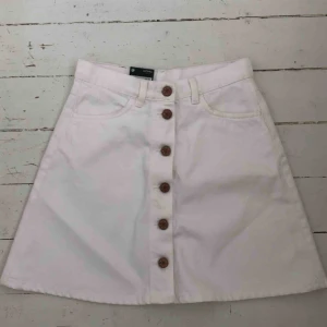  - HELT NY kjol från Monki Vit denim i storlek 36