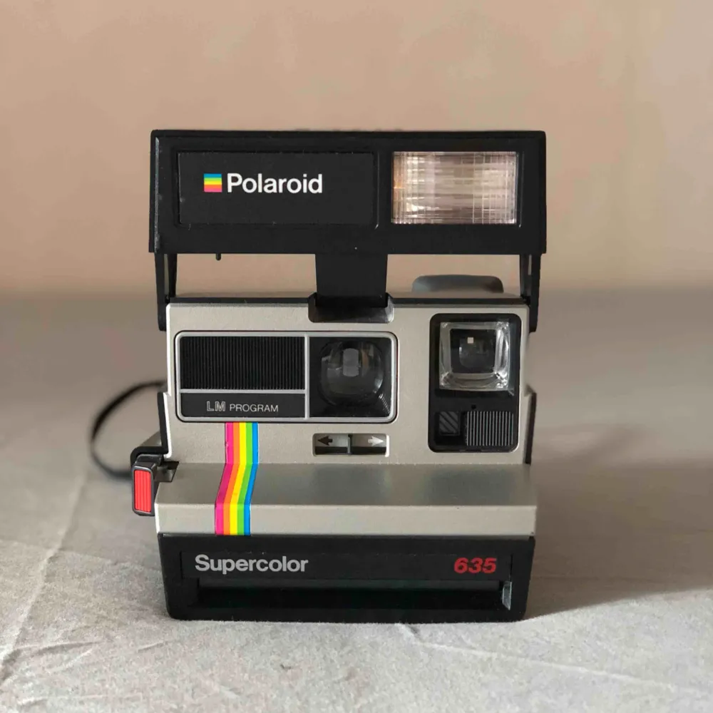 Knappt använd Polaroid kamera.  Finns 3 bilder kvar i kameran och den funkar perfekt.  Kan skickas men då står köparen för frakt. . Accessoarer.