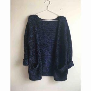  - Stickad tröja från hm som kan stängas med en dragkedja. Perfekt att dra på sig en sval sommarkväll🌸🌸