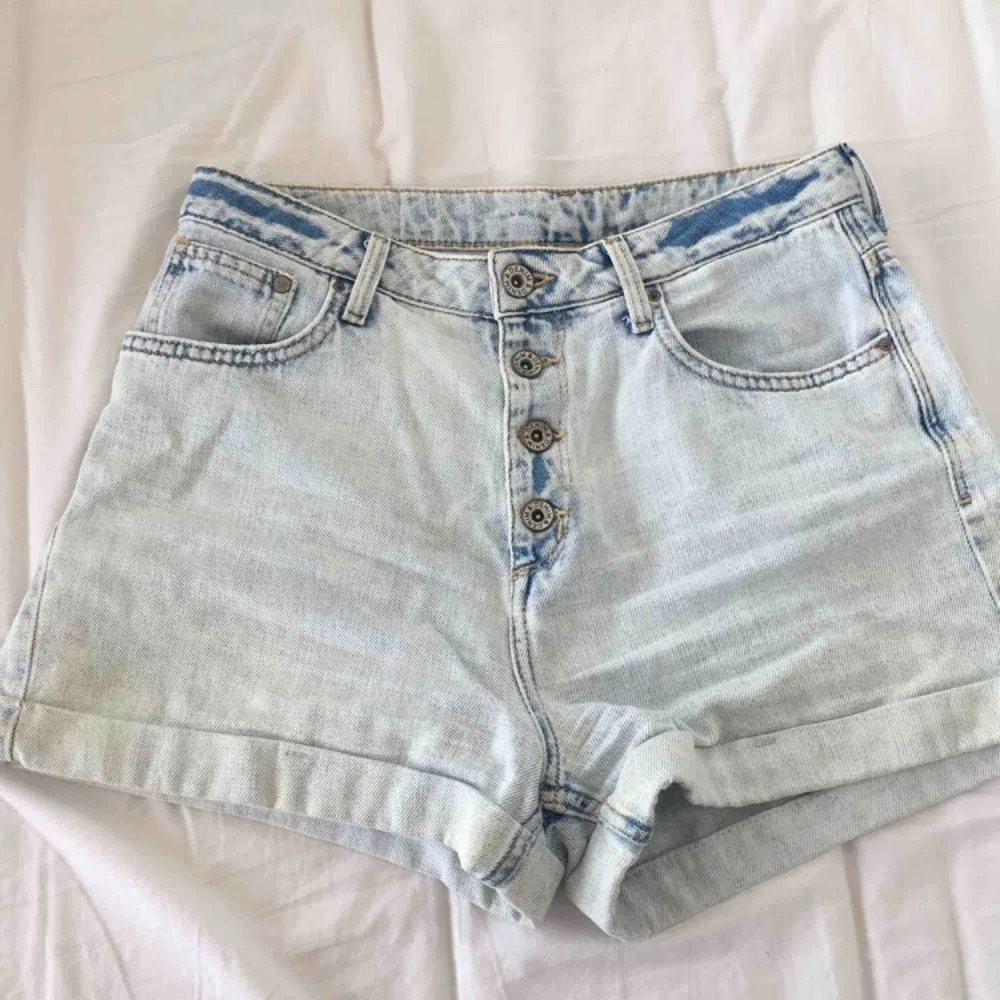 Ljust blå tvättade jeansshorts i storlek 38. Väldigt bekväma och snygga shorts som är höga i midjan, säljer då dem är för små, de är endast använda 1 sommar. . Shorts.