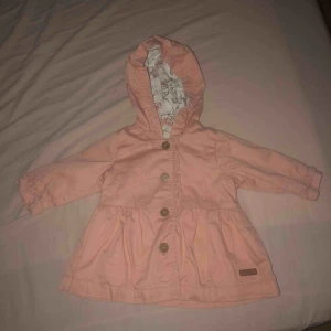  - En rosa jätte fin och söt jacka! Storlek 68 använd bara några gånger. Så den är i fint skick!
