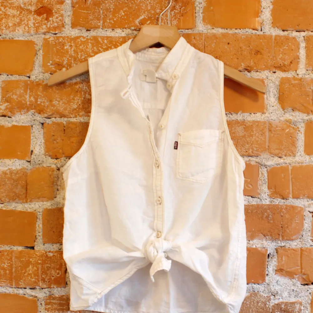 Skjortlinne från Levis strl XS funkar även på S, material 60%linne 40%bomull, superskön på sommaren. Fint skick! Frakt 36kr. Toppar.
