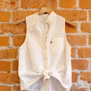  - Skjortlinne från Levis strl XS funkar även på S, material 60%linne 40%bomull, superskön på sommaren. Fint skick! Frakt 36kr