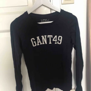  - Marinblå tröja från GANT i storlek XS