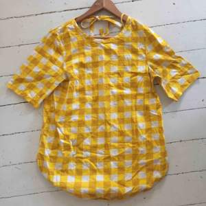 En rutig blus/skjorta från COS i fina gula färger, perfekt på en sommardag. Jag säljer den eftersom den är fel storlek för mig! Älskar materialet! 