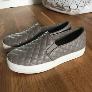  - Fåtal gånger använda skor i storlek 36,5, men är lite stora i storleken så passar absolut en 37! Nypris: 700kr! Mitt pris:80kr! Köparen står för frakt:)