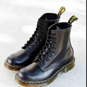 INTRESSEKOLL Funderar på att sälja min dr. martens 1460 smooth boot 8 hål. Jag har knappt använt dem pågrund av att jag inte gillade modellen, När jag skulle lämna tillbaka så hade redan bytesrätten gått ur. Skriv för flera bilder ☺️ 