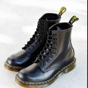  - INTRESSEKOLL Funderar på att sälja min dr. martens 1460 smooth boot 8 hål. Jag har knappt använt dem pågrund av att jag inte gillade modellen, När jag skulle lämna tillbaka så hade redan bytesrätten gått ur. Skriv för flera bilder ☺️ 