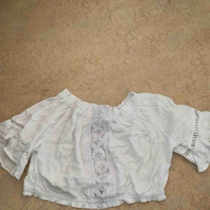  - En croptop från h&m i storlek 40 men väldigt liten i stoleken eftersom att den passar mig perfekt som vanligtvis har stl 36. En liten fläck på framsidan som knappt syns Kontakta mig för att se tröjan På