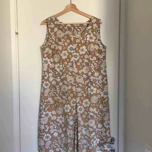  - Superfin klänning från 70-talet! Sitter snyggt oversized men även åtsittande då den är något figursydd vid brösten. Står ingen storlek, men skulle säga M-L. Det är en liten kaffefläck på som dock knappt syns (bild 3). Pris kan diskuteras!