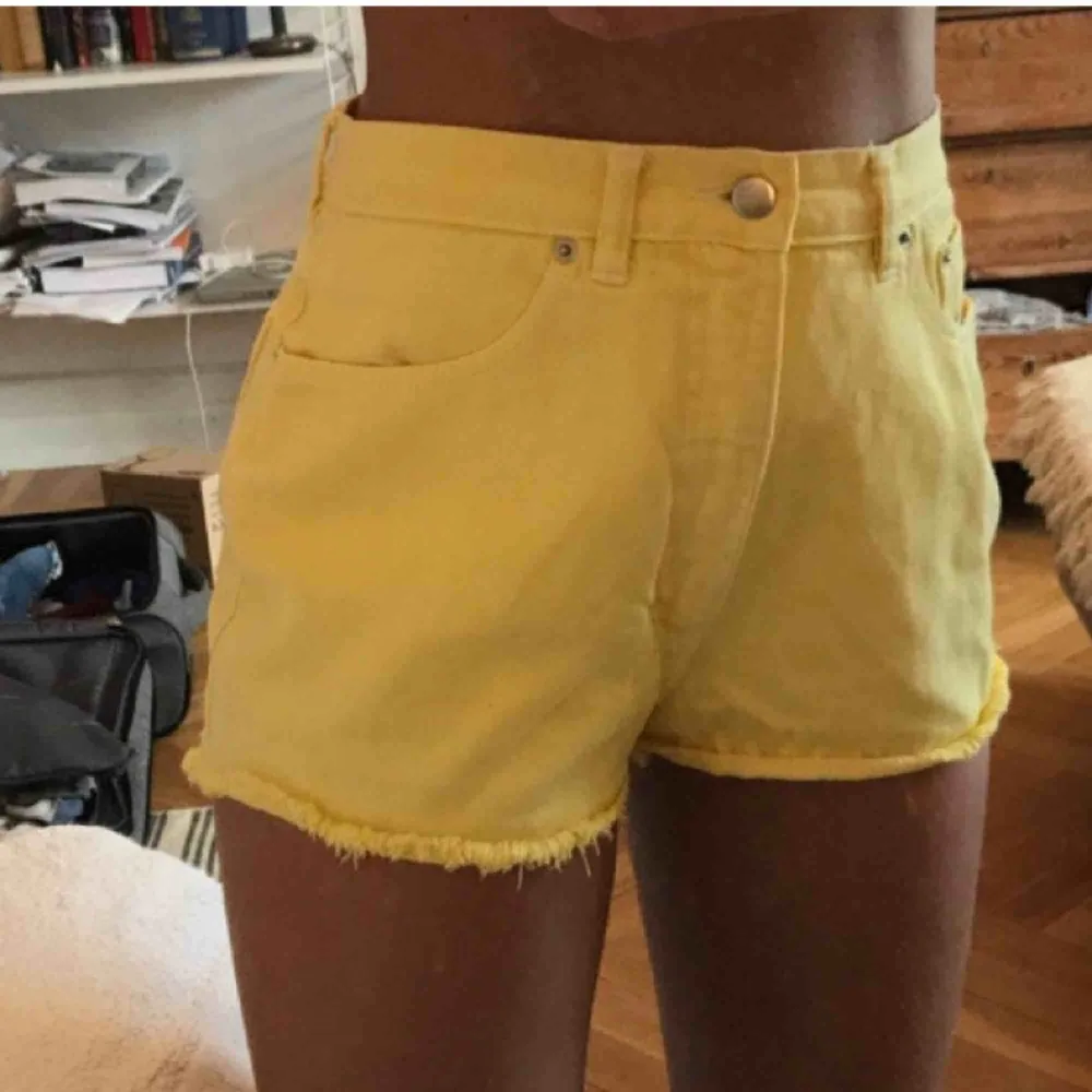 Svinsnygga shorts köpta second hand. Märke Cherry Moon. Storlek 38. 💛. Shorts.